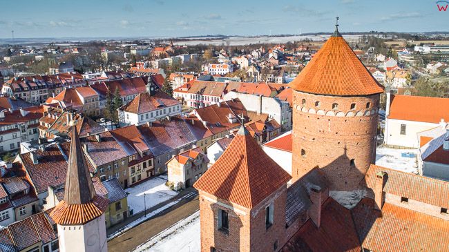 Reszel, panorama na rynek przez wieze zamku. EU, PL, warm-maz. Lotnicze.